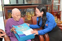 Tỉnh đoàn thăm, tặng quà các Mẹ Việt Nam Anh hùng, Anh hùng Lực lượng vũ trang nhân dân