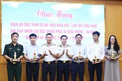 Đoàn đại biểu dự hội thảo khoa học về nhiên liệu đặc chủng thăm, làm việc tại Vùng 4 Hải quân