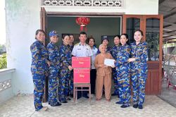 Phụ nữ Phòng Hậu cần - Kỹ thuật Vùng 4 Hải quân thăm, tặng quà gia đình chính sách