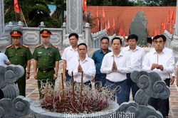 Đoàn công tác của tỉnh Lai Châu dâng hoa, dâng hương tưởng niệm Chủ tịch Hồ Chí Minh và các Anh hùng liệt sĩ tại tỉnh Điện Biên