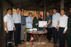 Đồng chí Tống Thanh Hải - Phó Chủ tịch Thường trực UBND tỉnh thăm hỏi, tặng quà gia đình người có công tại 2 xã: Nậm Cuổi, Nậm Tăm