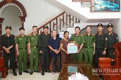 Phòng Cảnh sát cơ động, Công an tỉnh thăm, tặng quà gia đình chính sách tại một số xã
