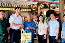 Phó Chủ tịch UBND tỉnh Phan Trung Bá thăm, tặng quà người có công tại xã Trạm Tấu