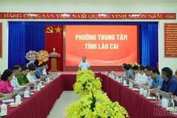Đồng chí Sùng A Lềnh làm việc với Ban Thường vụ Đảng ủy phường Trung Tâm