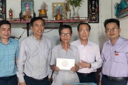 Đoàn công tác tỉnh Lâm Đồng tặng quà cho các gia đình chính sách xã Trà Tân và Hoài Đức