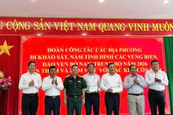 Tỉnh L&acirc;m Đồng c&ugrave;ng Cảnh s&aacute;t biển Việt Nam thăm, tặng qu&agrave; qu&acirc;n v&agrave; d&acirc;n Đặc khu C&ocirc;n Đảo