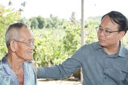Ph&oacute; B&iacute; thư Thường trực Tỉnh ủy L&acirc;m Đồng Đặng Hồng Sỹ thăm, tặng qu&agrave; Mẹ Việt Nam Anh h&ugrave;ng v&agrave; gia đ&igrave;nh ch&iacute;nh s&aacute;ch