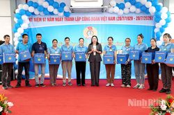 Tổ chức chương trình 'Bữa cơm công đoàn' và tặng quà người lao động có hoàn cảnh khó khăn tại Công ty TNHH Hương phẩm West Coast