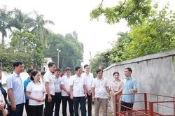 Xuân Lũng bàn giao mô hình 'Giá tập kết rác thải sinh hoạt' và công trình 'Ánh sáng quê tôi'