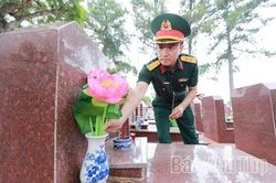 Viettel Ph&uacute; Thọ d&acirc;ng hương tri &acirc;n c&aacute;c Anh h&ugrave;ng liệt sĩ tại Nghĩa trang liệt sĩ An Th&aacute;i