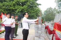 Khu di t&iacute;ch lịch sử Đền H&ugrave;ng d&acirc;ng hương tri &acirc;n c&aacute;c Anh h&ugrave;ng liệt sĩ