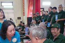 Thăm, tặng quà thương, bệnh binh tại Trung tâm Điều dưỡng người có công Phú Thọ