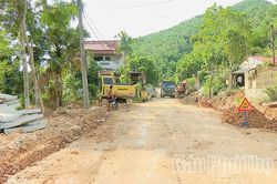 Tăng tốc thi công tuyến đường liên thôn hơn 12 tỷ đồng ở Yên Lập