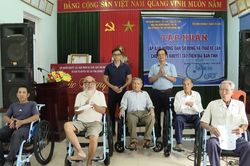 Tập huấn lắp ráp, trao xe lăn cho người khuyết tật