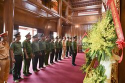 Đoàn công tác Công an tỉnh dâng hương tri ân các anh hùng liệt sĩ
