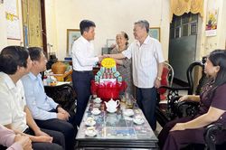 Đồng chí Lê Văn Bảo, Phó Chủ tịch UBND tỉnh thăm, tặng quà gia đình người có công