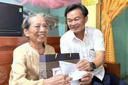 Đồng chí Chủ tịch Ủy ban MTTQ Việt Nam tỉnh thăm, tặng quà gia đình chính sách