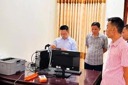 Minh Hóa: Bàn giao thiết bị công nghệ thông tin phục vụ chuyển đổi số cho các thôn