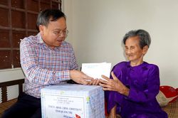 Đồng chí Lê Đức Tiến, Phó Chủ tịch UBND tỉnh thăm, tặng quà người có công với cách mạng