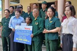 Hỗ trợ xây dựng 'Nhà nhân ái' và trao sổ tiết kiệm cho cựu thanh niên xung phong