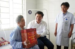 Đồng chí Phó Bí thư Thường trực Tỉnh ủy thăm, tặng quà người có công và dâng hương tại Hang Tám Cô