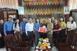 Lãnh đạo Sở Nội vụ thăm, tặng quà các gia đình thương binh