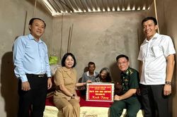 Đồng chí Chủ nhiệm UBKT Tỉnh ủy thăm, tặng quà gia đình chính sách và người có công