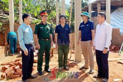 Kiểm tra tiến độ xây dựng, sửa chữa nhà ở cho con đẻ người hoạt động cách mạng bị nhiễm chất độc hóa học tại xã Bó Sinh