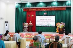 Đồng chí Phó Bí thư Tỉnh ủy, Chủ tịch Ủy ban MTTQ Việt Nam tỉnh tặng quà gia đình chính sách xã Sông Mã
