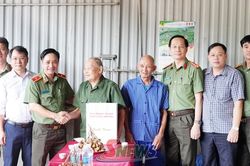 Đồng chí Giám đốc Công an tỉnh thăm, tặng quà các gia đình thương binh, liệt sĩ