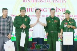 Phó Chủ tịch Thường trực Ủy ban MTTQ Việt Nam tỉnh tặng quà gia đình chính sách