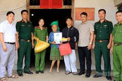 Trao tặng ảnh phục dựng chân dung Liệt sĩ tại xã Thắng Mố