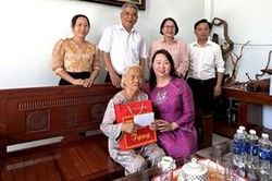 Thăm và tặng quà gia đình người có công với cách mạng tiêu biểu