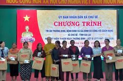 Chùa Mỹ Thạch (Gia Lai) tặng quà tri ân đến gia đình có công với cách mạng