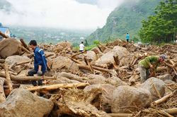 Sau lũ quét, người Mường Than gom từng khúc cây rừng ngổn ngang gây dựng lại cuộc sống