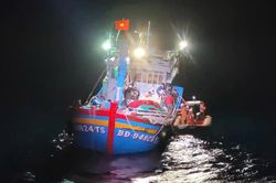 Cuộc ứng cứu nghẹt thở trên biển Đà Nẵng, kịp thời đưa ngư dân nguy kịch vào bờ