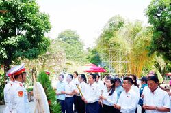 Đoàn giám sát của Ủy ban Dân nguyện và Giám sát dâng hương tại Công viên Lê Thị Riêng