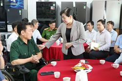 Trưởng Đoàn ĐBQH tỉnh Đồng Tháp Châu Thị Mỹ Phương thăm, tặng quà thương binh làm kinh tế giỏi