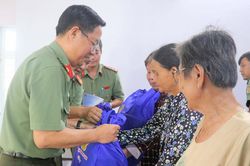 Tuổi trẻ Công an An Giang với 'Hành trình tri ân' đầy ý nghĩa ở vùng biên giới