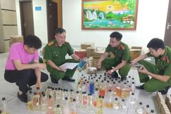 Khởi tố 13 bị can về tội sản xuất nước hoa giả