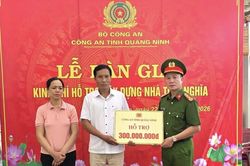 Trao tặng kinh phí hỗ trợ xây dựng nhà tình nghĩa cho gia đình liệt sĩ Nguyễn Đăng Khải