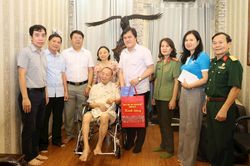 Phường Yên Sở thăm, tặng quà gia đình chính sách