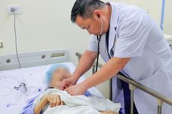 Bác sỹ cứu sống cụ bà 84 tuổi một cách tài tình