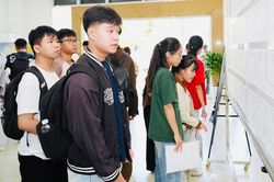 Tranh cãi 'tách - gộp' kỳ thi tốt nghiệp trung học phổ thông: Mô hình sai hay vận hành dở?