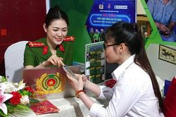 Miễn, giảm lệ ph&iacute; nhiều dịch vụ c&ocirc;ng cho người d&acirc;n sử dụng VNeID