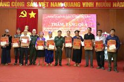 Bộ Chỉ huy Quân sự tỉnh tặng quà gia đình chính sách tại xã Khánh Xuân và Quảng Lâm