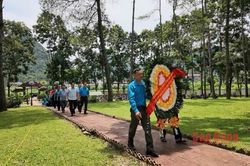 Liên đoàn Lao động tỉnh dâng hương tri ân, tặng quà gia đình đoàn viên có thân nhân là người có công