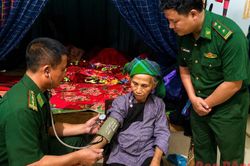 Đồn biên phòng Cốc Pàng thăm khám, tặng quà thân nhân liệt sĩ