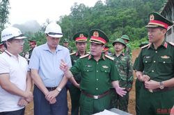 Trung tướng Nguyễn Bá Lực, Phó Tổng Tham mưu trưởng Quân đội nhân dân Việt Nam kiểm tra tiến độ thi công các trường phổ thông nội trú liên cấp