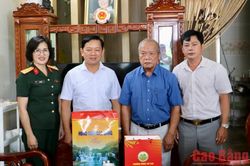 Phó Chủ tịch HĐND tỉnh Lã Hoài Nam thăm, tặng quà gia đình chính sách nhân dịp 27/7
